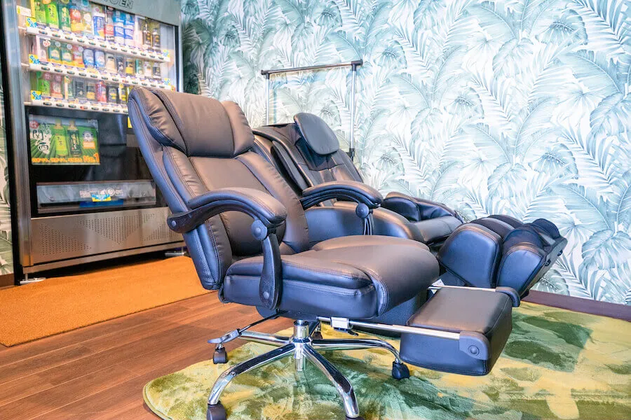 身体の疲れを軽減するために、マッサージチェアを設置しています。