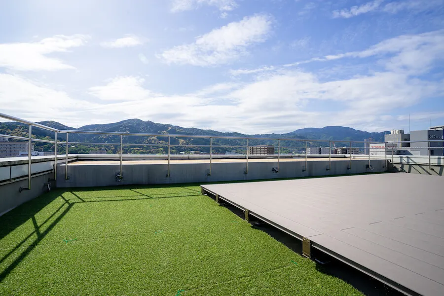 人工芝を敷いた屋上からは、琵琶湖を一望することができます。