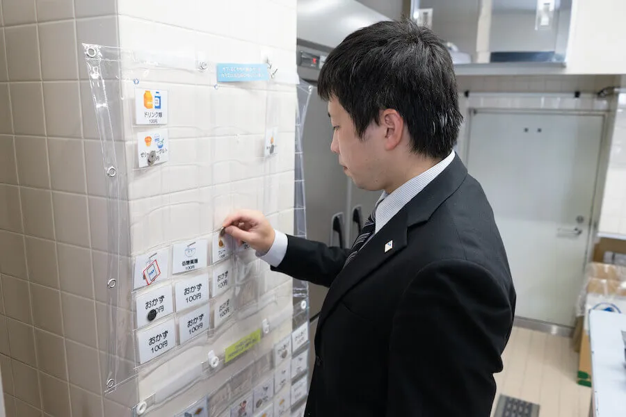 休憩室では食べ物・飲み物を安価に販売しています。